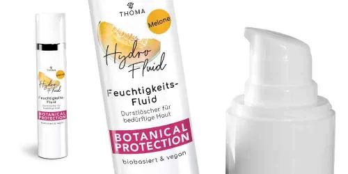 Eine Flasche des Hydro Feuchtigkeits Fluids Melone von THOMA mit der Kennzeichnung Botanical Protection Das Fluid ist biobasiert und vegan wirkt als Durstlöscher für bedürftige Haut Nahaufnahme des Pumpspenders