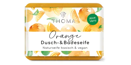 rechteckige, orangefarbene Seife mit Verpackung und Aufschrift Orange, Dusch und Badeseife mit Orangenduft von der Naturseifen Manufaktur Uckermark.