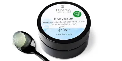 Runde, schwarze Dose mit blauer Aufschrift Babybalm Pur, reizlinderndes und schützendes Öl-Gel ohne Duftstoffe von der Naturseifen Manufaktur Uckermark.