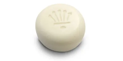 Runde, cremeweiße Seife mit einer gestempelten Aloe-ähnlichen Pflanze, CBD Cleansing Bar pur von der Naturseifen Manufaktur Uckermark.