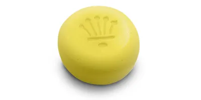 Runde, gelbe Seife mit einer gestempelten Aloe-ähnlichen Pflanze, CBD Peeling Bar für Mischhaut mit Limette von der Naturseifen Manufaktur Uckermark.