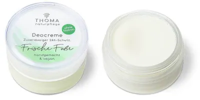 Offene Dose mit einer weißen Deocreme und geschlossenem Deckel mit Aufschrift -Frische Füße-, Fuß-Deocreme von der Naturseifen Manufaktur Uckermark.