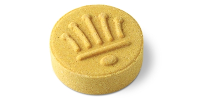 Shampoobar mit Honig für einen glanzvollen Auftritt, festes Shampoo von THOMA Naturpflege, rundes Shampoo-Stück in Honiggelb mit Prägung.