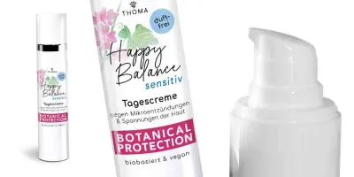 Eine Flasche der Happy Balance Sensitiv Tagescreme von THOMA mit der Kennzeichnung Botanical Protection Die Creme ist duftfrei biobasiert und vegan wirkt gegen Mikroentzündungen und Spannungen der Haut Nahaufnahme des Pumpspenders