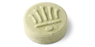 Veganes Solidshampoo mit Heilkräutern - Rundes, grünes festes Shampoo mit THOMA Naturpflege Prägung. Sanft gegen fettiges Haar und Schuppen.