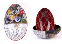 Zwei Metalldosen im Fabergé-Stil, eine geschlossen mit floralem Muster und goldenen Details, die andere geöffnet mit rotem Innenmuster und goldenen Verzierungen, von der Naturseifen Manufaktur Uckermark.