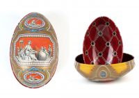 Zwei Metalldosen im Fabergé-Stil, eine geschlossen mit rotem Hintergrund und einer historischen Szene in Silber, eingerahmt von goldenen Ornamenten, die andere geöffnet mit rotem Innenmuster und goldenen Verzierungen, von der Naturseifen Manufaktur Uckerm