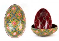 Zwei Metalldosen im Fabergé-Stil, eine geschlossen in Gold mit Rosenmuster und filigranen Ornamenten, die andere geöffnet mit rotem Innenmuster und goldenen Verzierungen, von der Naturseifen Manufaktur Uckermark.