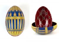 Zwei Metalldosen im Fabergé-Stil, eine geschlossen in Blau mit goldenen Tulpenmotiven und filigranen Verzierungen, die andere geöffnet mit rotem Innenmuster und goldenen Ornamenten, von der Naturseifen Manufaktur Uckermark.