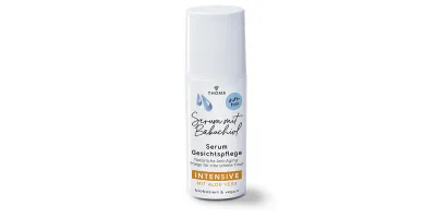 Eine Flasche des duftfreien Serums mit Bakuchiol von THOMA mit der Kennzeichnung Intensive mit Aloe Vera Das Serum ist biobasiert und vegan bietet natürliche Anti Aging Pflege für eine schöne Haut Nahaufnahme des Pumpspenders