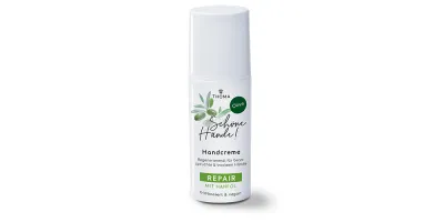 Eine Flasche der Handcreme Schöne Hände Olive von THOMA mit der Kennzeichnung Repair mit Hanföl Die Creme ist biobasiert und vegan wirkt regenerierend und ist ideal für beanspruchte und trockene Hände Nahaufnahme des Pumpspenders