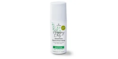 Eine Flasche der klärenden Gesichtscreme Happy Day Hafer von THOMA mit der Kennzeichnung Detox mit Acnilys Die Creme ist biobasiert und vegan spendet Feuchtigkeit und fördert reine Haut Nahaufnahme des Pumpspenders