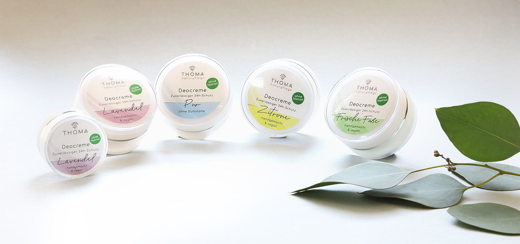 Fünf Varianten der Deocreme von Thoma Naturpflege, dargestellt in den Düften Lavendel, Pur, Zitrone und Frische Füße.